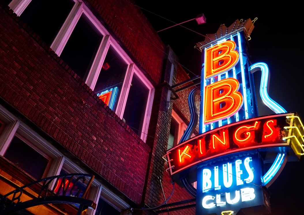 An image of the BB King's Blues Club neon sign on the side of a building in Memphis, TN